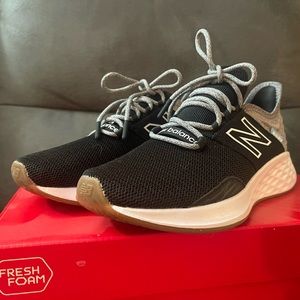 New balance Women 7.5 black white